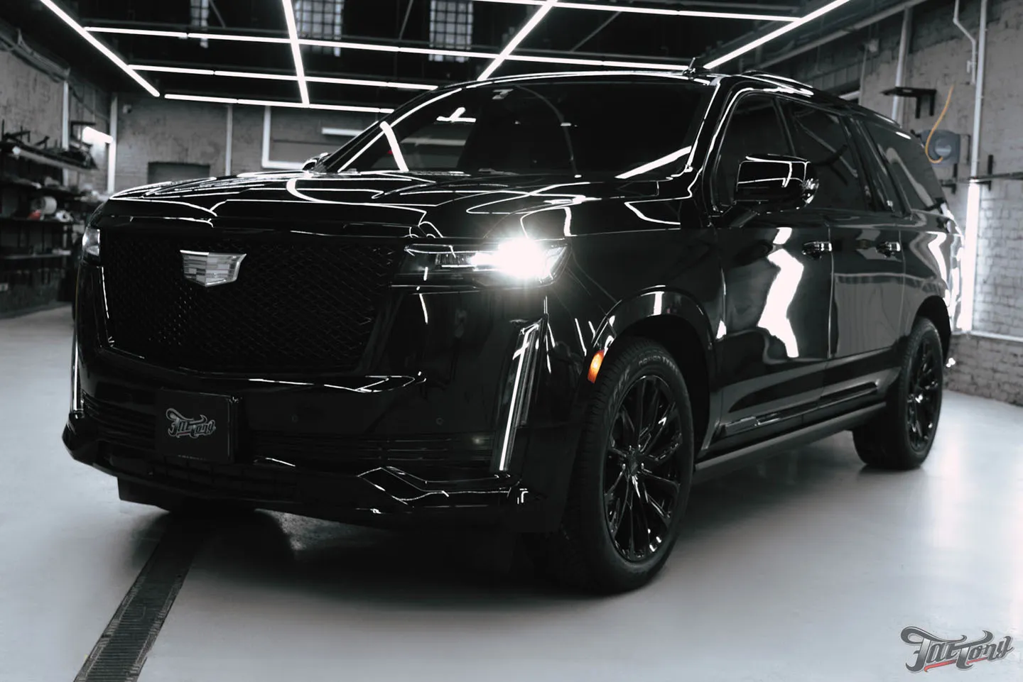 Проделали большую работу над Cadillac Escalade, часть 4: ремонт и окрас, детейлинг, фирменный Шиномонтаж на вибростенде с адаптацией на стендах Hunter и долгожданная выдача!